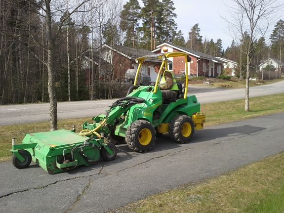 Kevytväylän harjaus